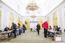 910722 Afbeelding van het stembureau in het Stadhuis (Stadhuisbrug 1) te Utrecht tijdens de Gemeenteraadsverkiezingen ...